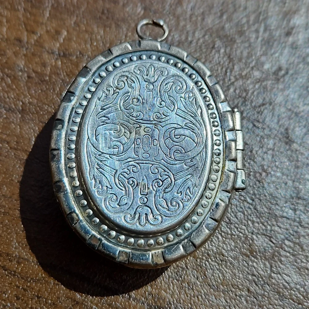 Vintage Intricate Locket - Picture 2 of 6